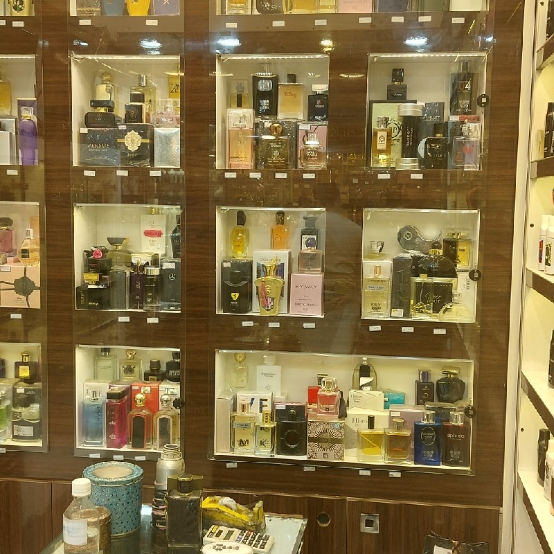 فروشنده عطر ادکلن واقع در بازار رضا نیازمندیم